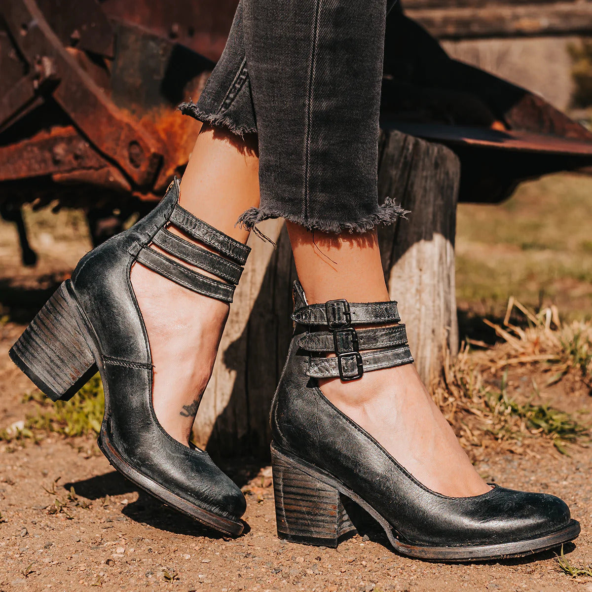 VINTAGE LEATHER STRAP HEELS