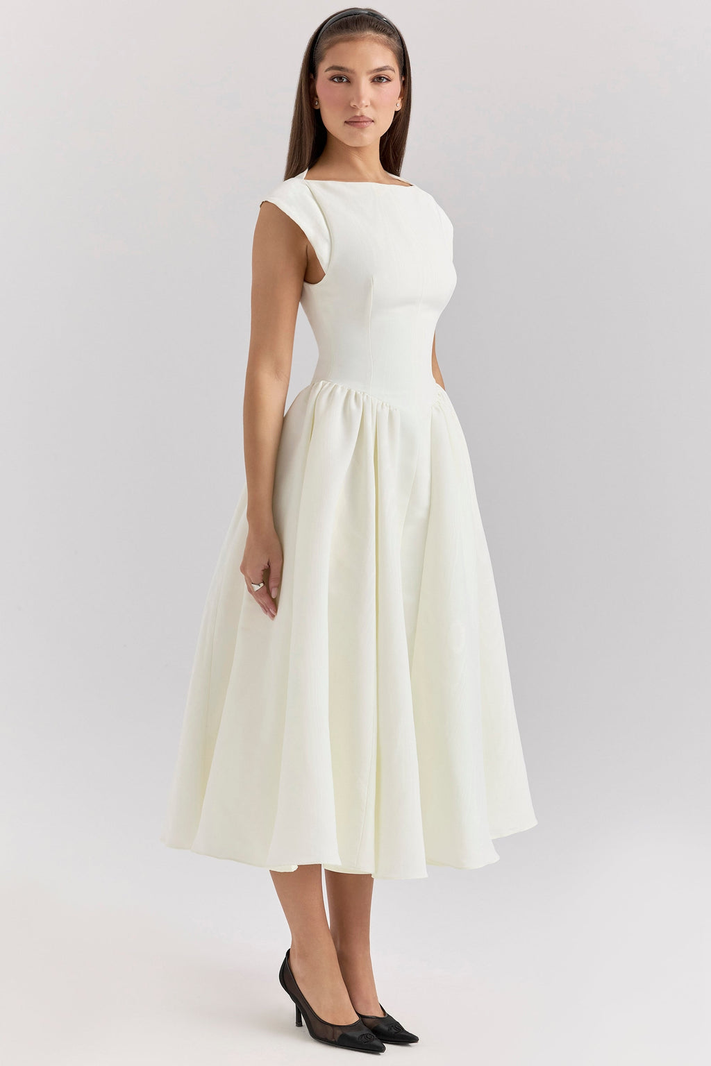 LUMI – BACKLESS DROPPED SHOULDER DRESS